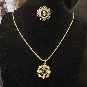 Cute Coro Cameo Pin Vintage Round Pendant Necklace Black Gold & Sparkle 50s Teen